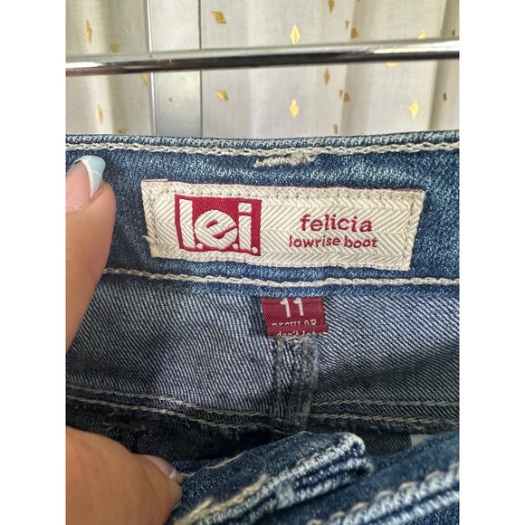 L.E.I. Junior's Felicia Low Rise Distressed Factory Faded Boot Denim Jeans 11 - Picture 5 of 7